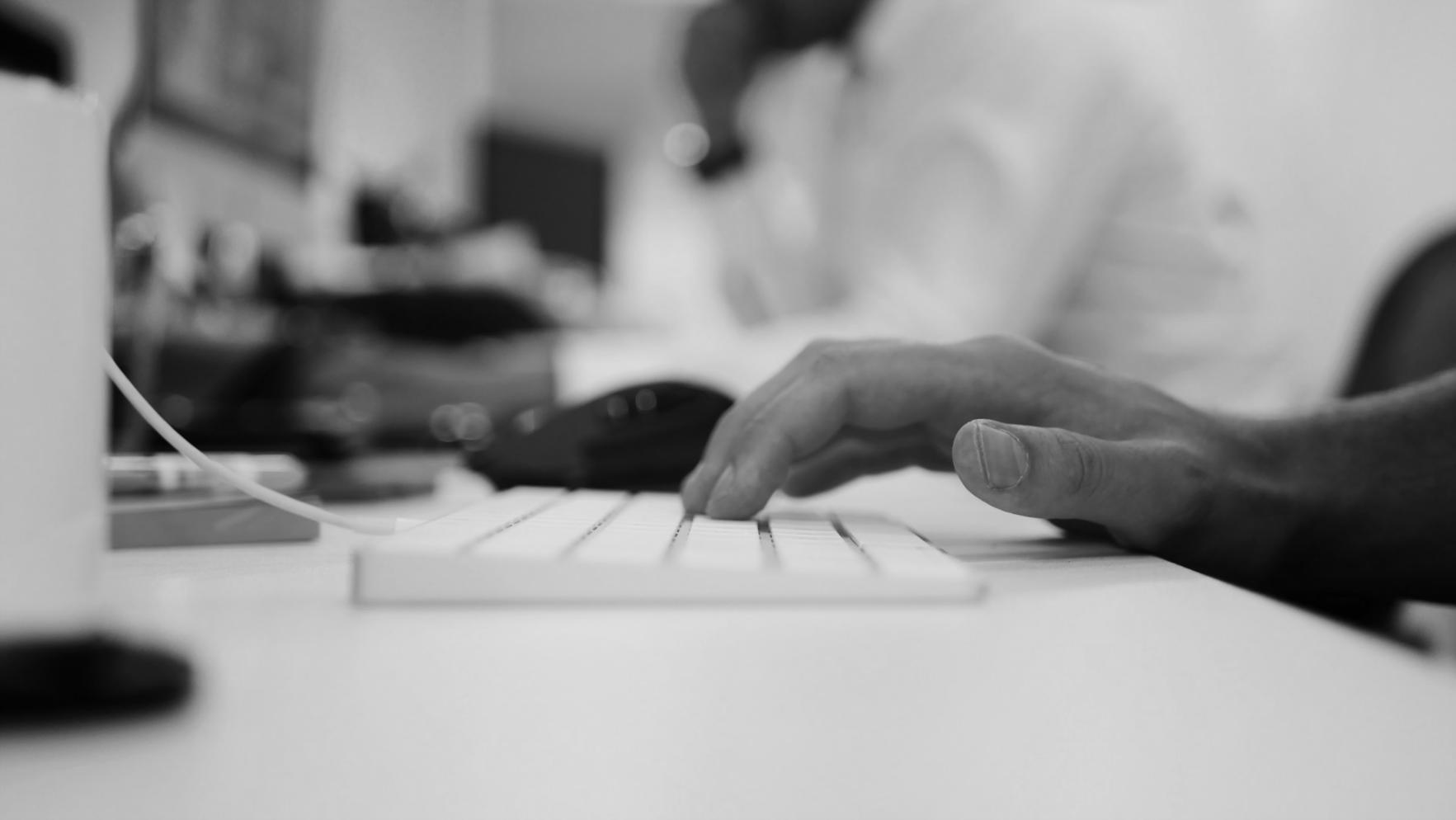 Vue intérieure de notre studio de formation luminosara à Paris, montrant les espaces de travail modernes et équipements de création 3D